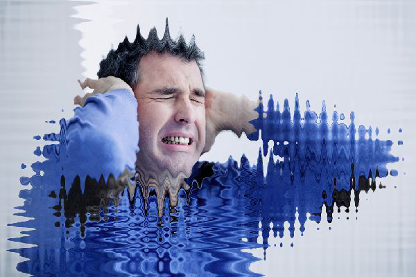 Tinnitus wird mit einem Mann dargestellt, der sich die Ohren hält